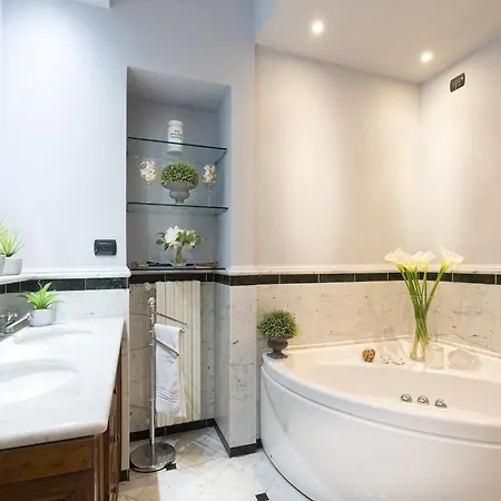 Spacious 4 Bedrooms Flat In 루카