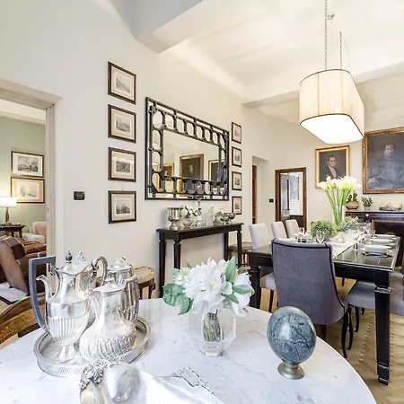 Spacious 4 Bedrooms Flat In 아파트