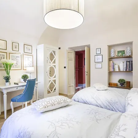 Spacious 4 Bedrooms Flat In 아파트