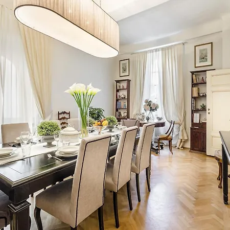 아파트 Spacious 4 Bedrooms Flat In