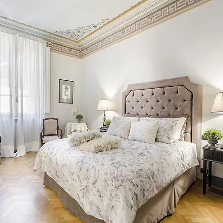 Spacious 4 Bedrooms Flat In 아파트 *