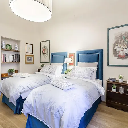 Spacious 4 Bedrooms Flat In 아파트