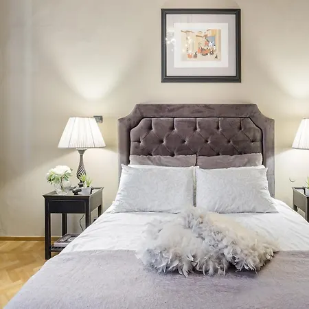 Spacious 4 Bedrooms Flat In * 루카